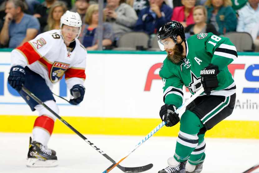 Dallas Stars right wing Patrick Eaves (18) skates past a Florida Panthers defender in the...