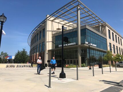 La biblioteca pública George W. Hawkes está ubicada en el 100 S. Center Street de Arlington.