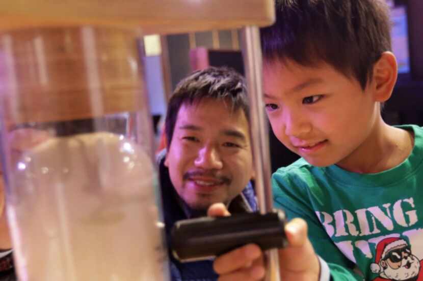 Takamichi Ono, izquierda, y Masato Ono, de 6 años, disfrutan del Sci-Tech Discovery Center...