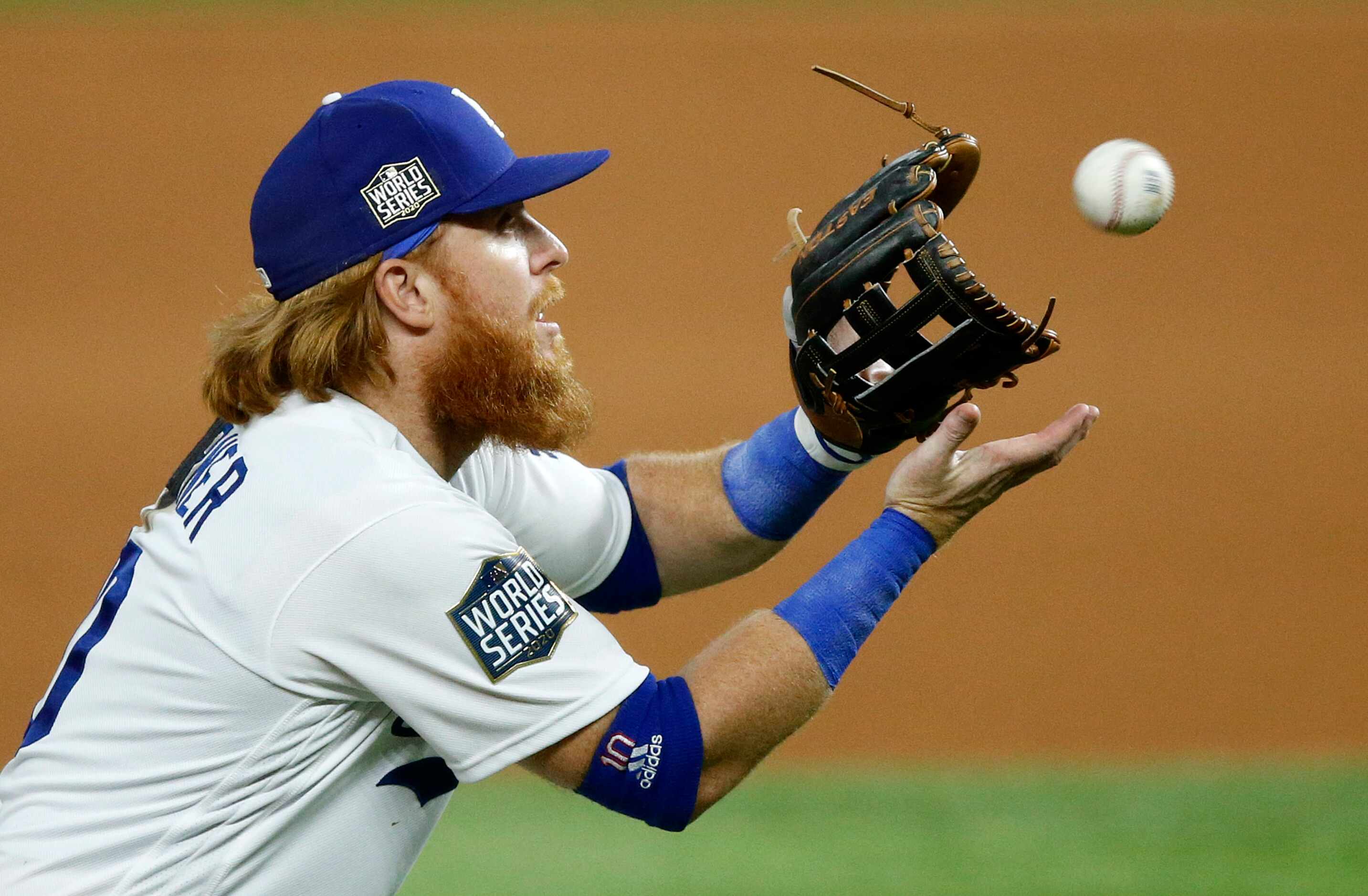 Los Angeles Dodgers third baseman Justin Turner (10) fields an infield ball hit by Tampa Bay...