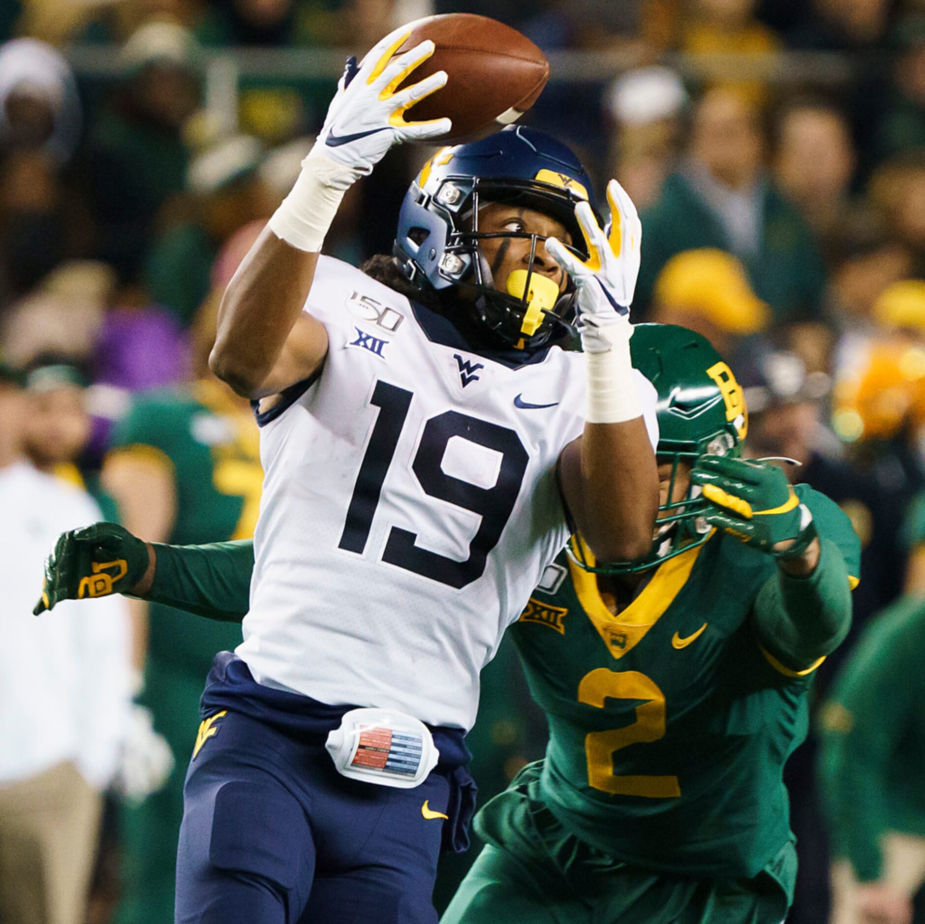 West Virginia wide receiver Ali Jennings (19) hauls in a pass as Baylor linebacker Blake...