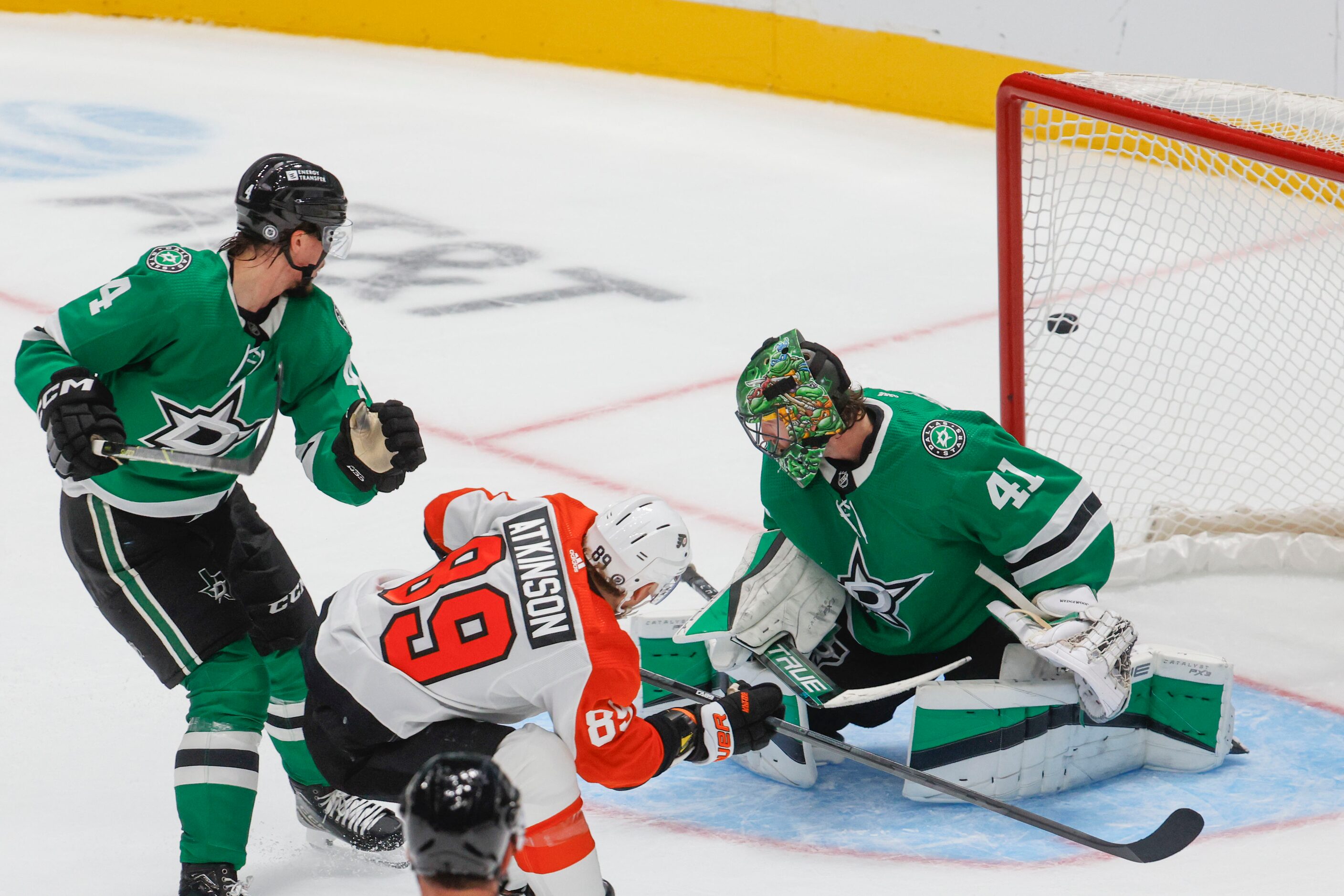 Philadelphia Flyers right wing Cam Atkinson (89) misses to score a goal against Dallas Stars...