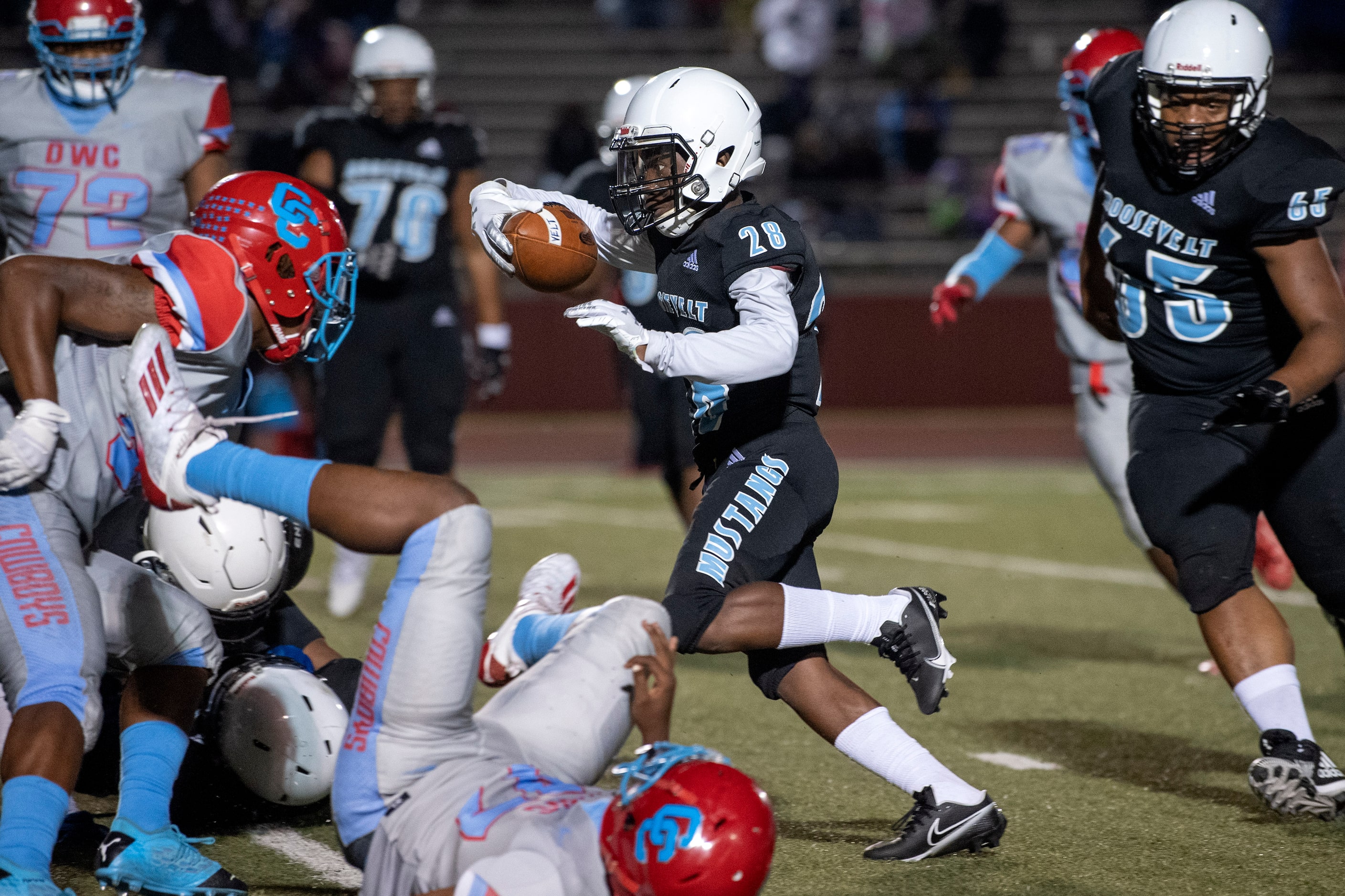 Roosevelt sophomore wide receiver Marceon Wheeler (28) looks for a hole against Carter in...