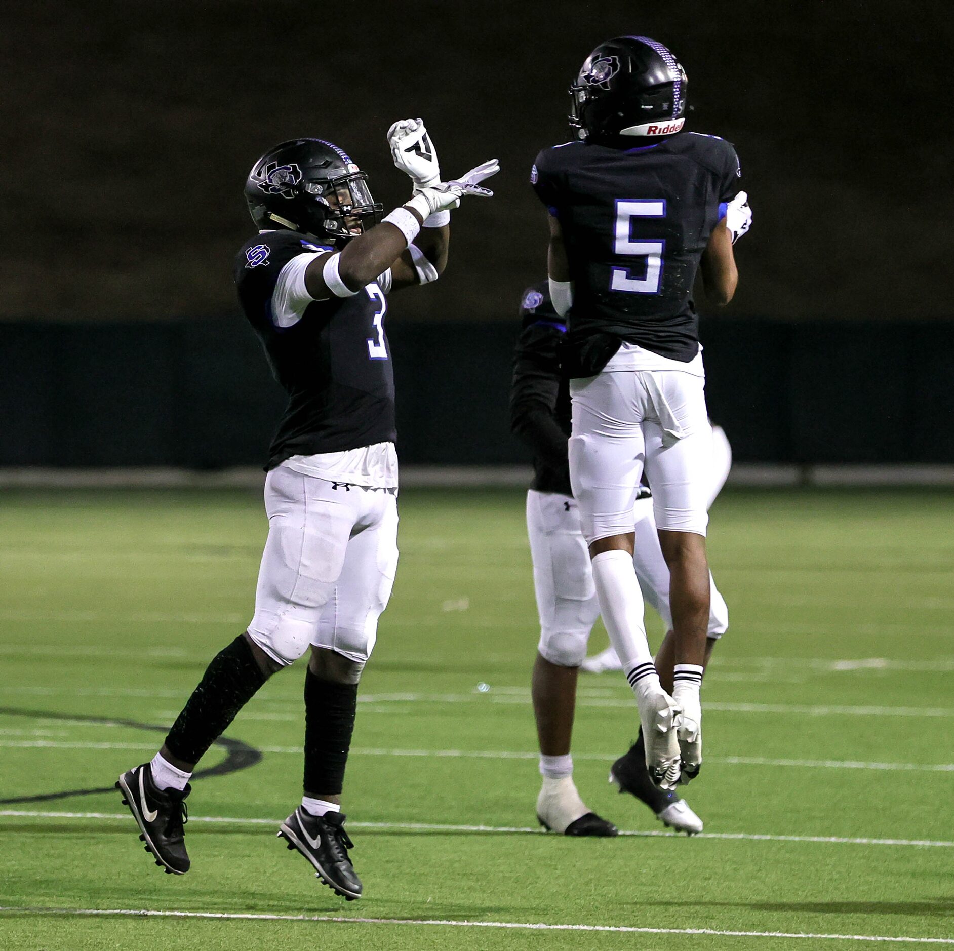 Mansfield Summit defensive back Ahmaad Moses (3) and wide receiver Bryan Spotwood Jr (5)...