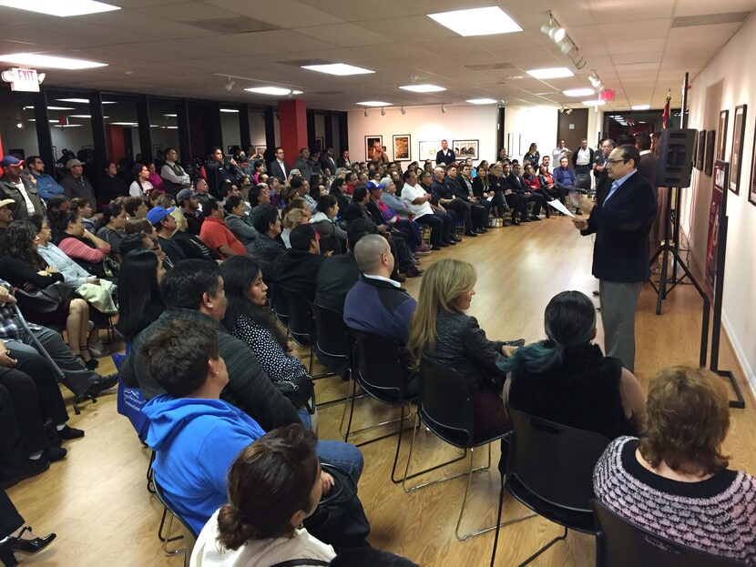 El cónsul general Francisco de la Torre durante una reunión comunitaria tras las elecciones...