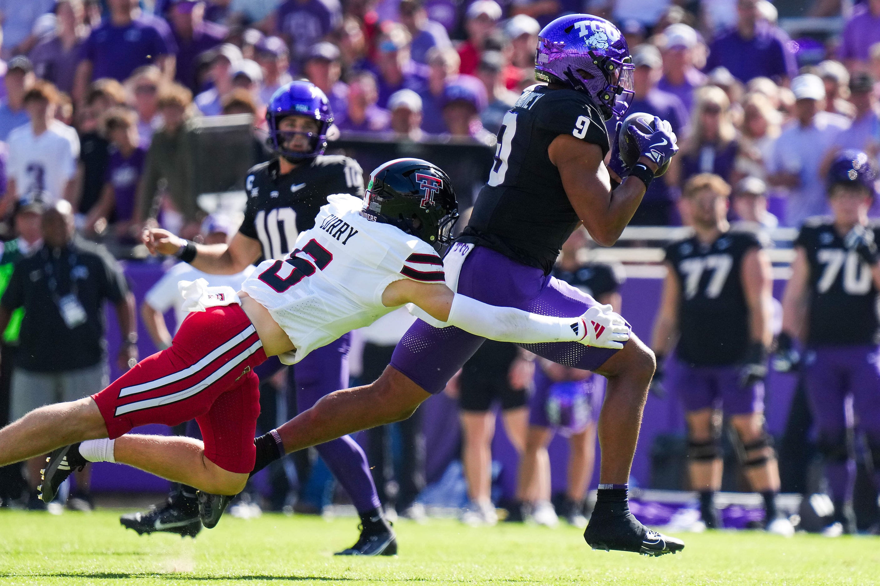 TCU tight end Drake Dabney (9) catches a pass from quarterback Josh Hoover (10) as Texas...