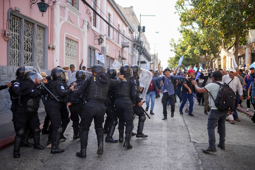 La policía intenta contener a seguidores del presidente electo de Guatemala Bernardo Arévalo...