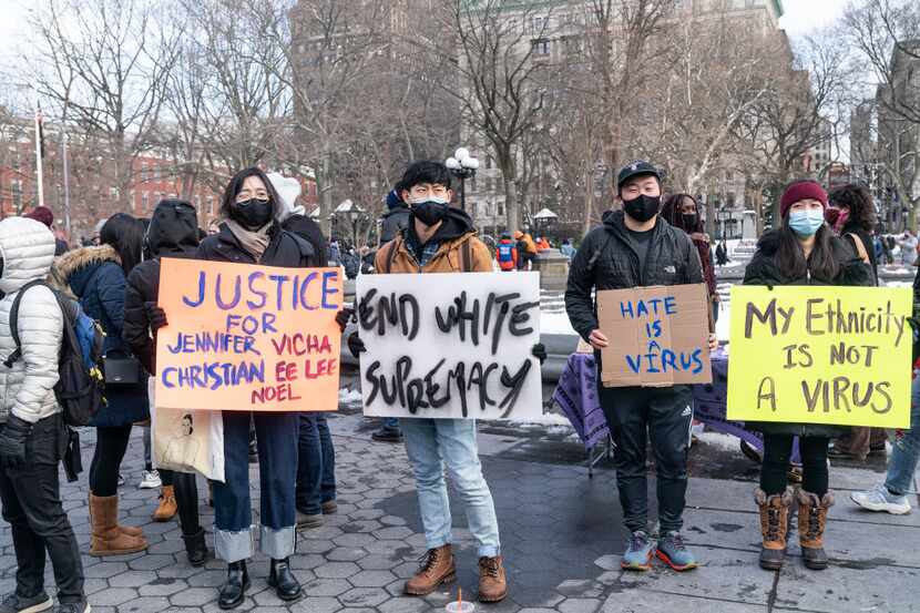 Personas protestaron el 20 de febrero en el Washington Square Park de Nueva York por...
