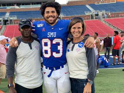 SMU tight end Kylen Granson (center) stands with his father, David Granson, and mother,...