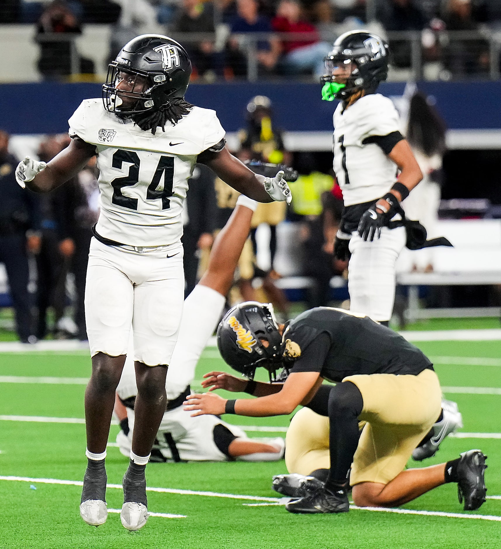 South Oak Cliff kicker Ceasar Olavera (41) pounds the turf after missing on a field goal...