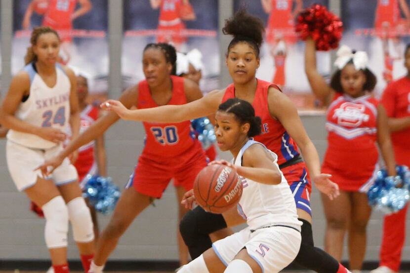 Dallas Skyline guard Zyniah Thomas (0) reverses her field as she dribbles while defended by...