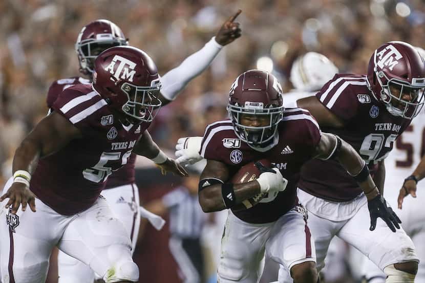 Texas A&M Aggies defensive back Leon O'Neal Jr. (9), second from right, celebrates with...