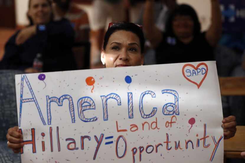 Una simpatizante de Hillary Clinton sostiene una pancarta en apoyo a Hillary Clinton durante...