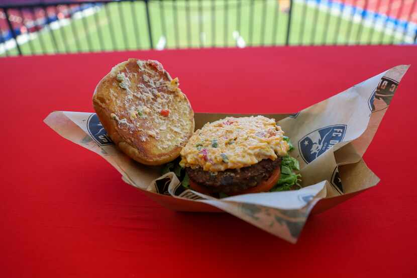 Hamburguesa con queso y pimiento jalapeño en Toyota Stadium