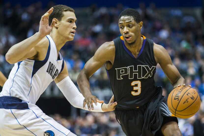 Dallas Mavericks forward Dwight Powell (7) stays close to Phoenix Suns guard Brandon Knight...