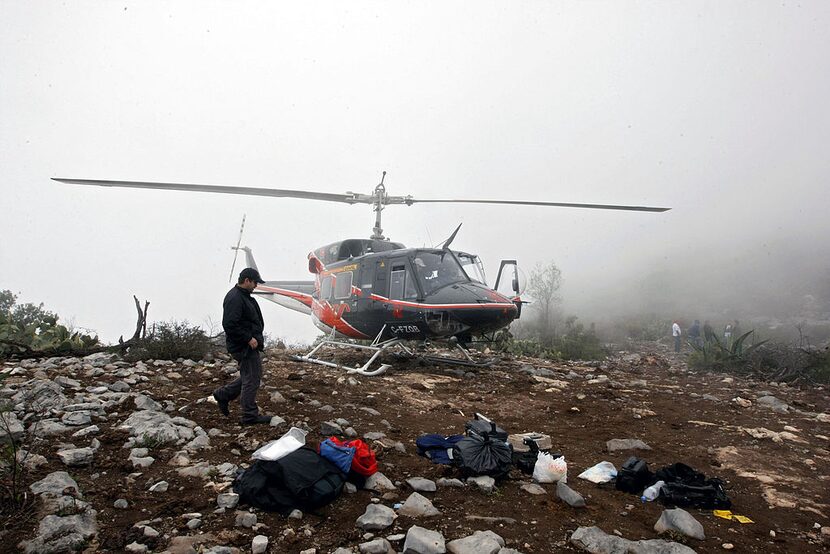 Personal forense busca evidencia en el área donde cayó la avioneta que trasladaba a Jenni...