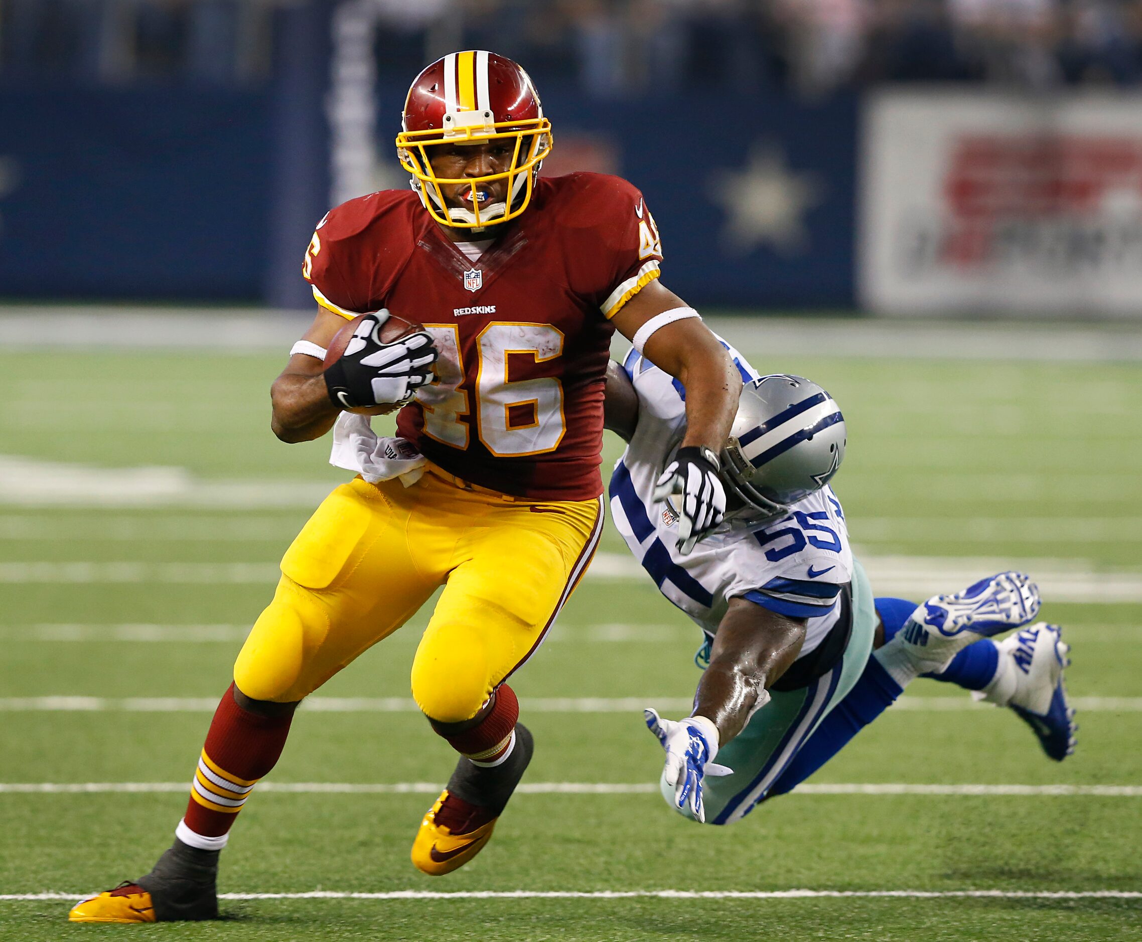 Washington Redskins running back Alfred Morris (46) shakes Dallas Cowboys middle linebacker...