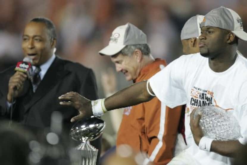 ORG XMIT: *S18BE846F* Texas Longhorns Vince Young does a Heisman pose with the Championship...