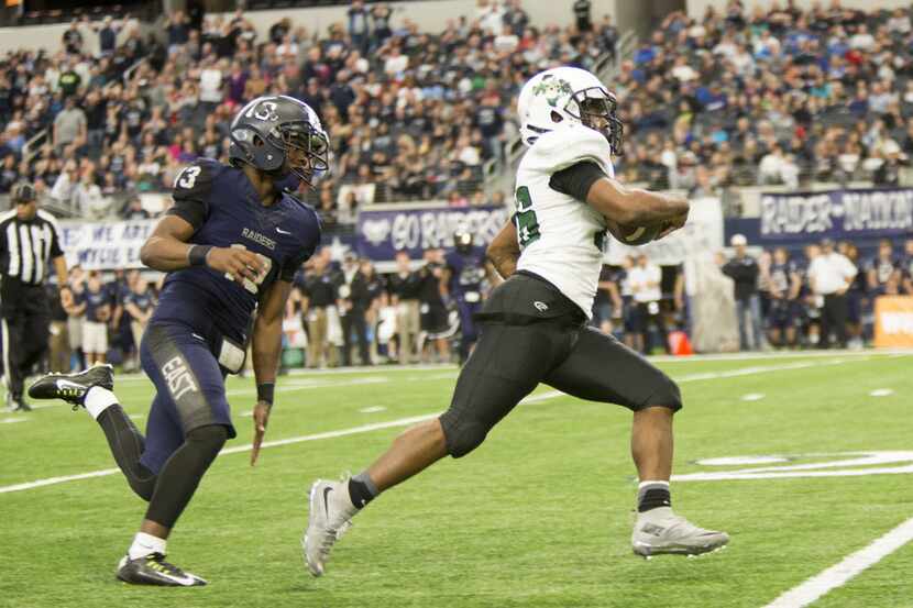 Poteet's Walter Dawn Jr. (26) breaks away from a defender during the 5A Division 1 Region 2...