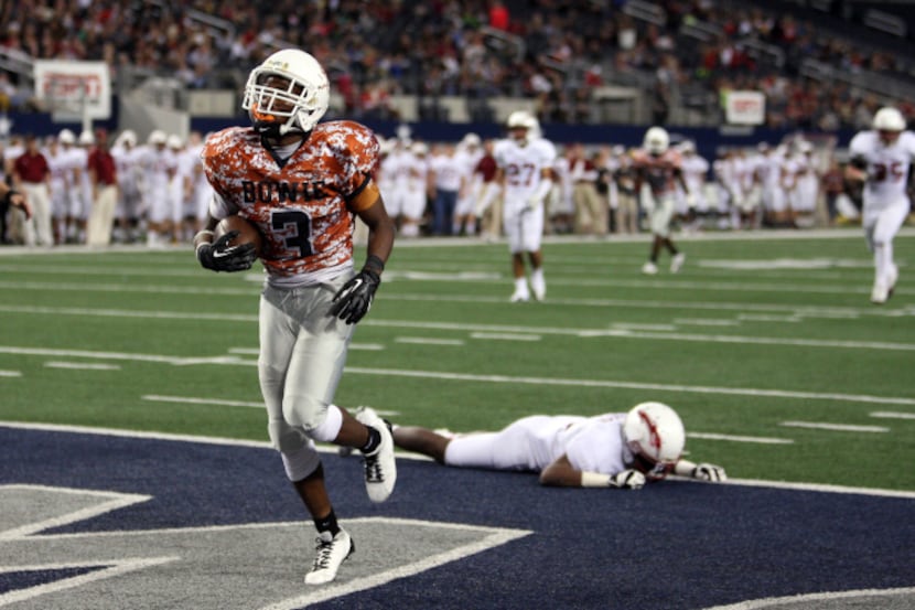 Arlington Bowie WR Eric Rivers (3) scores a TD in front of Keller Central DB Taylor Robinson...