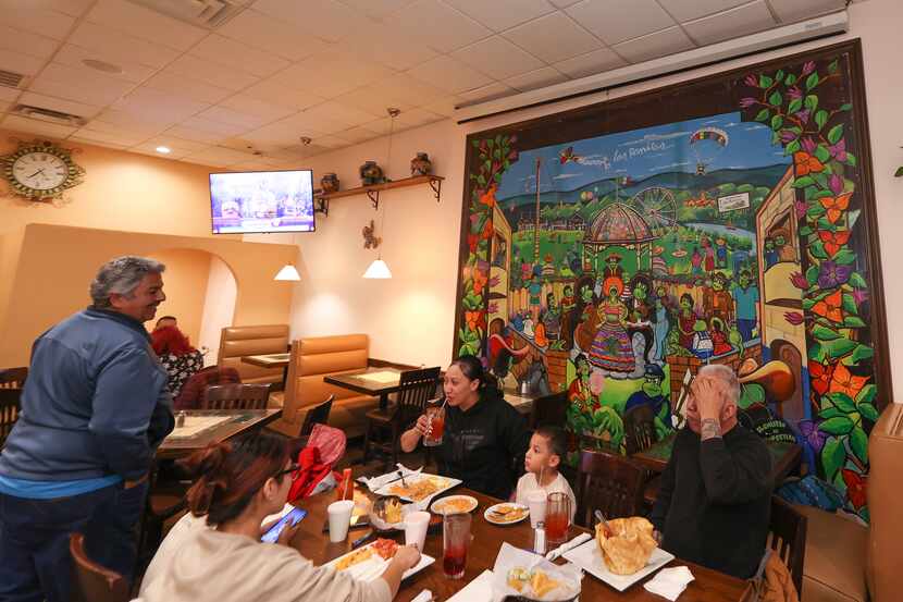 En el Norte de Texas se pueden encontrar decenas de restaurantes mexicanos con murales que...