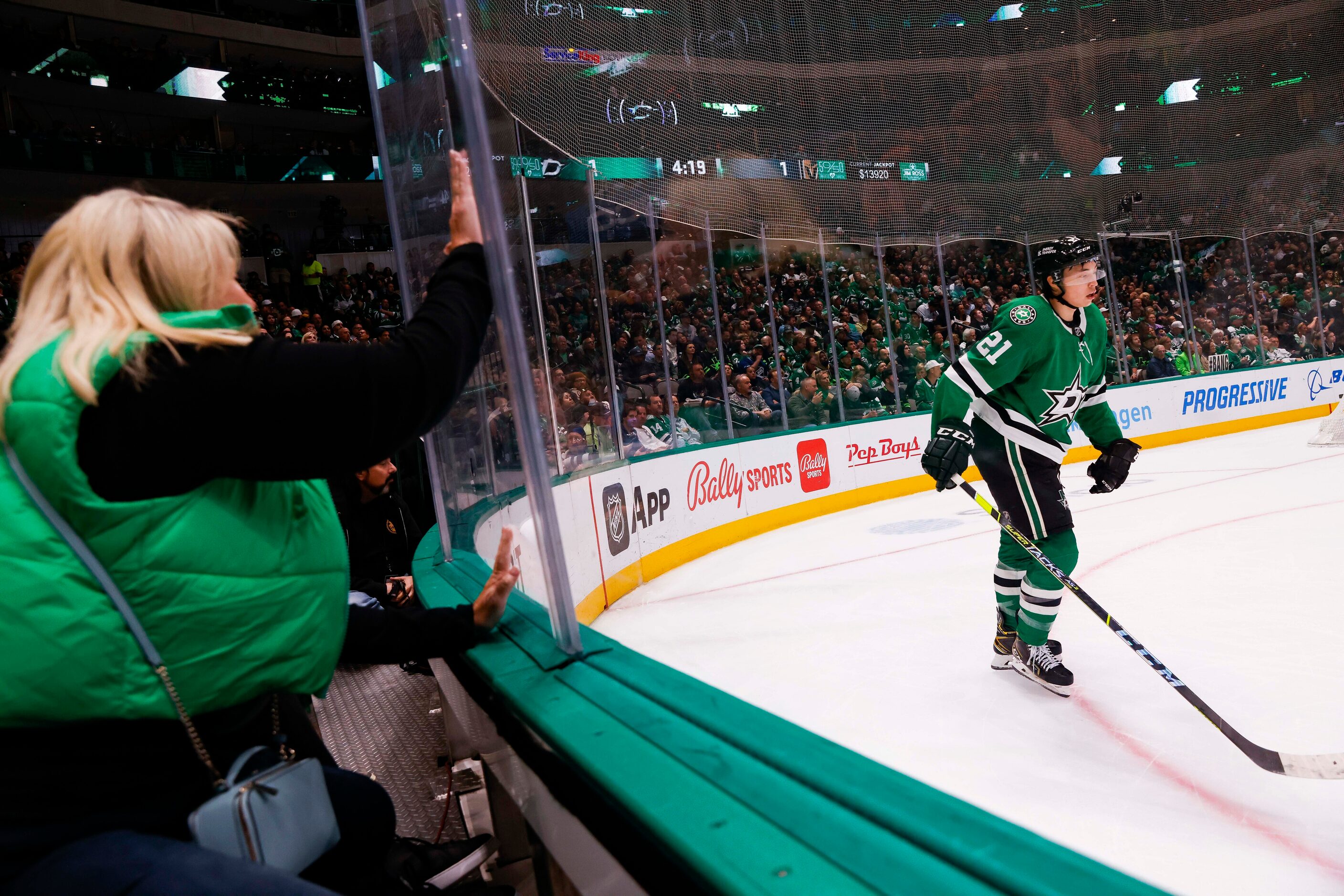 A fan bangs on the pexi-glass following Dallas Stars left wing Jason Robertson’s (21) goal...