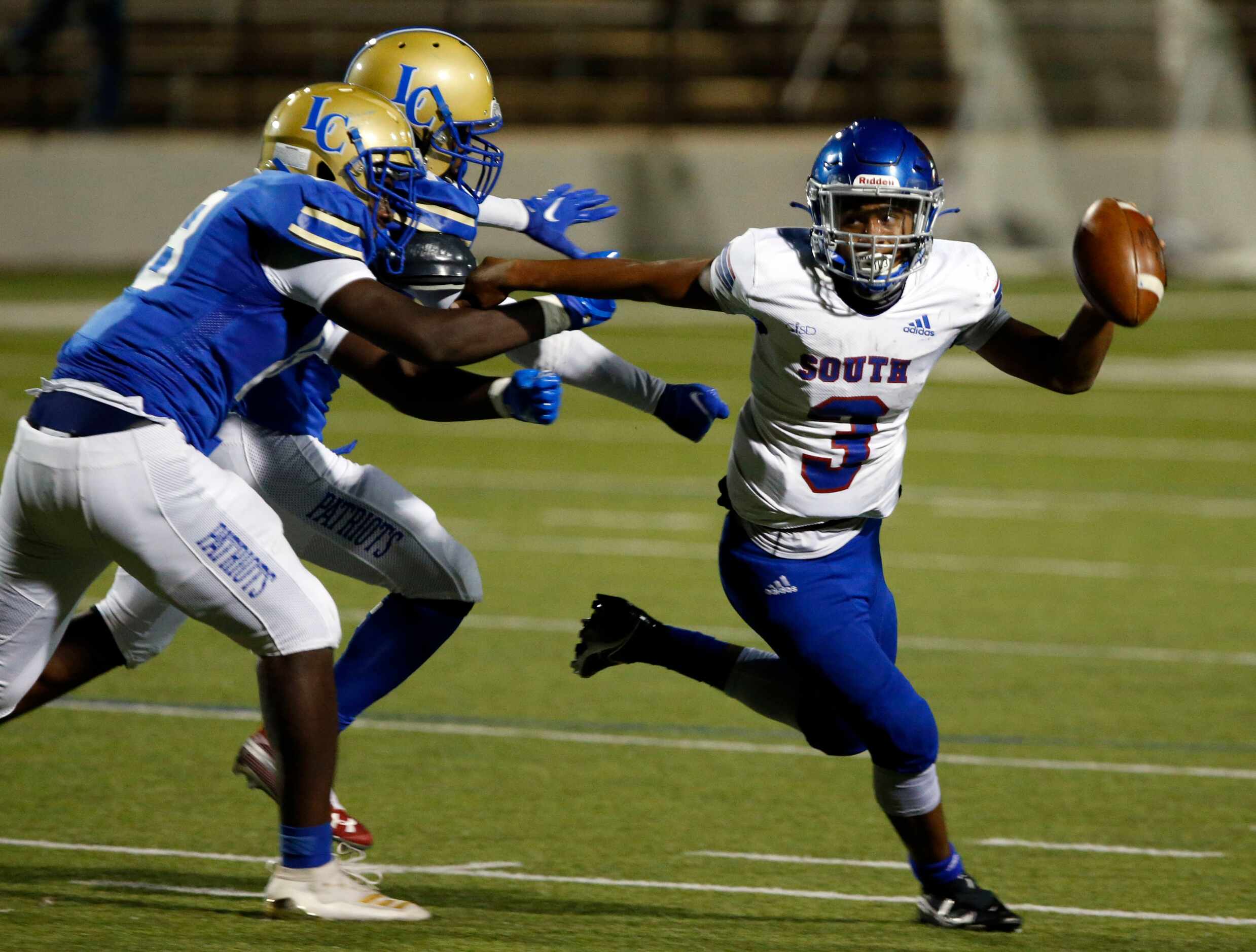 A pair of Lakeview defenders pressure South Garland QB Jalil Brown (3) during the first half...