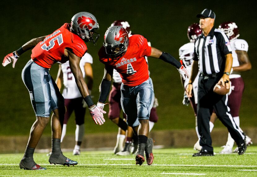 Mesquite Horn wide receiver Bryston Cummings (15) and running back Elton Taylor (4)...