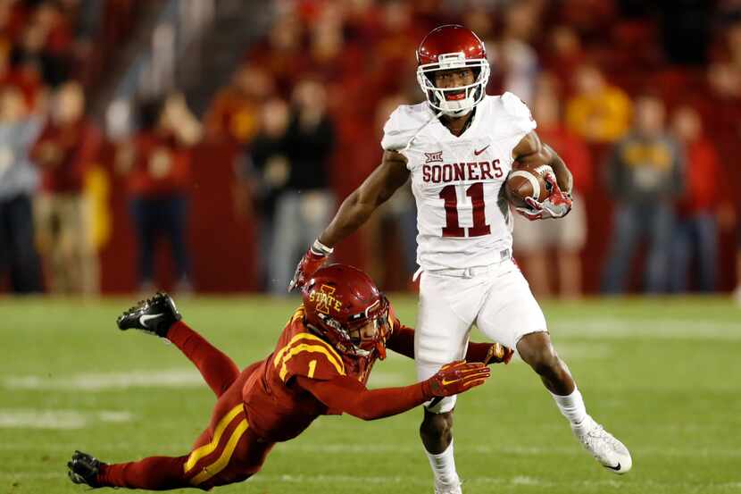 Oklahoma wide receiver Dede Westbrook (11) breaks a tackle by Iowa State defensive back...