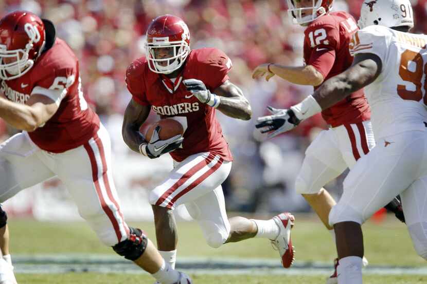 Oklahoma Sooners running back DeMarco Murray (7) runs for some yardage during second half...