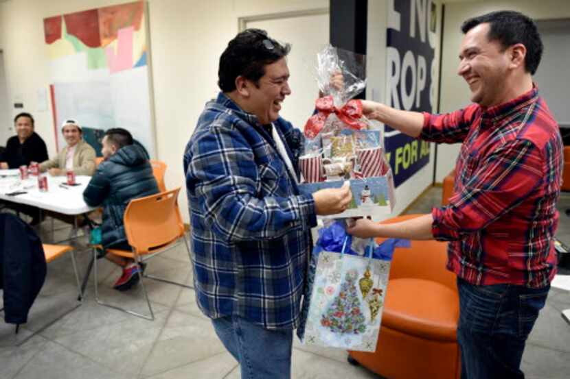 Carlos González, a la izquierda, y Jesús Gallardo intercambian regalos y abrazos durante una...