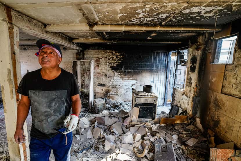 Marco Delgadillo observa los daños en su hogar tras un incendio en el barrio de El Olivar,...
