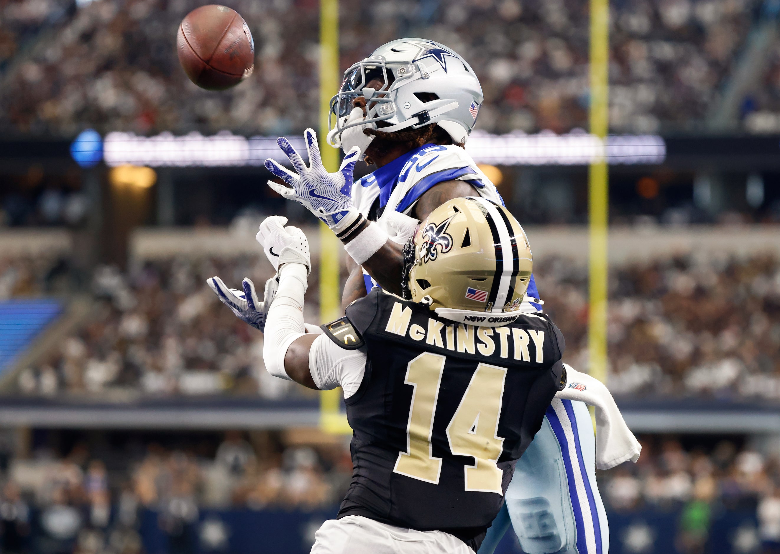 Dallas Cowboys wide receiver CeeDee Lamb (88) attempts to pull down a touchdown pass as New...