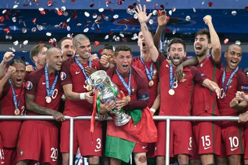 El portugués Cristiano Ronaldo sostiene el trofeo tras ganar la Eurocopa de 2016 entre...