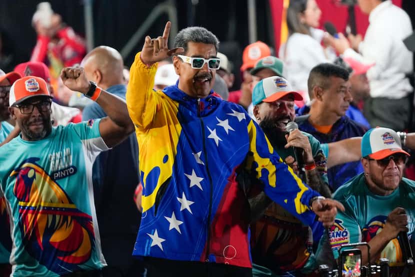 En la imagen, el presidente Nicolás Maduro baila fuera del palacio presidencial de...