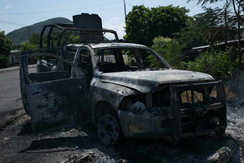 Una patrulla de la policía de Michoacán fue quemada durante una emboscada en la que 13...
