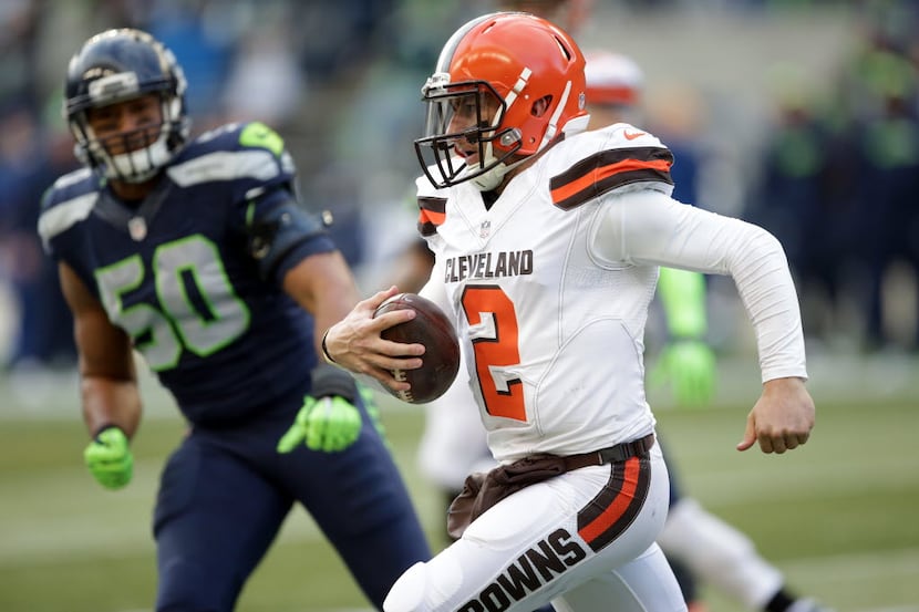 Cleveland Browns quarterback Johnny Manziel (2) scrambles as Seattle Seahawks' K.J. Wright...