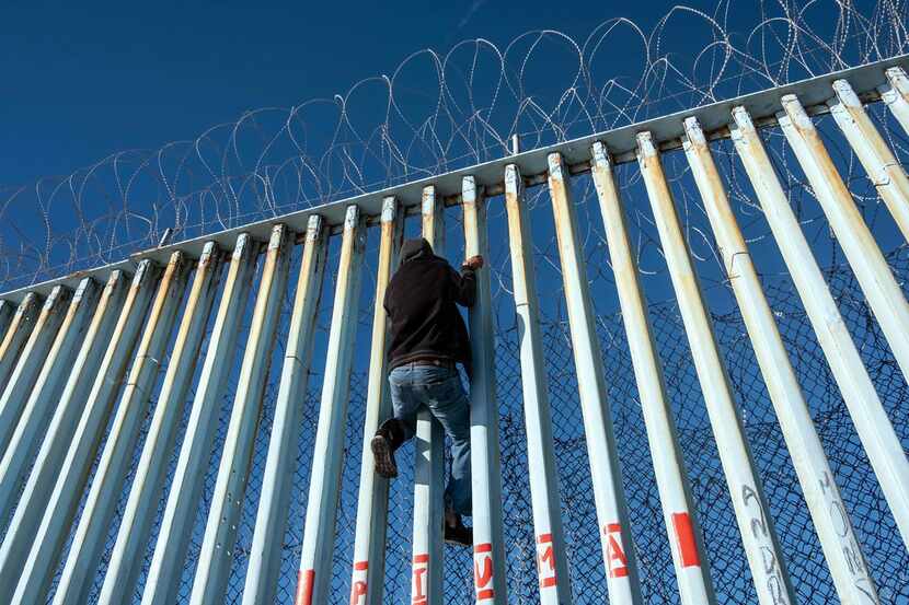 A Central American migrant that hopes to reach the United Statex, climbs the US-Mexico...