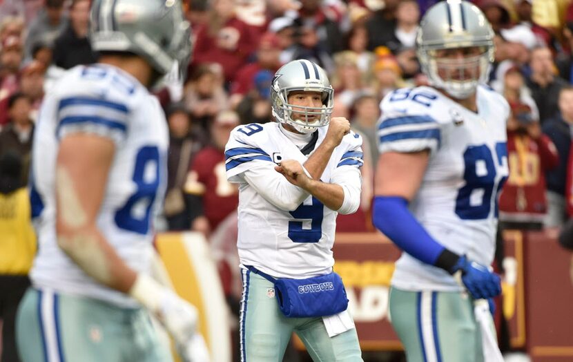 Cowboys quarterback Tony Romo (9).