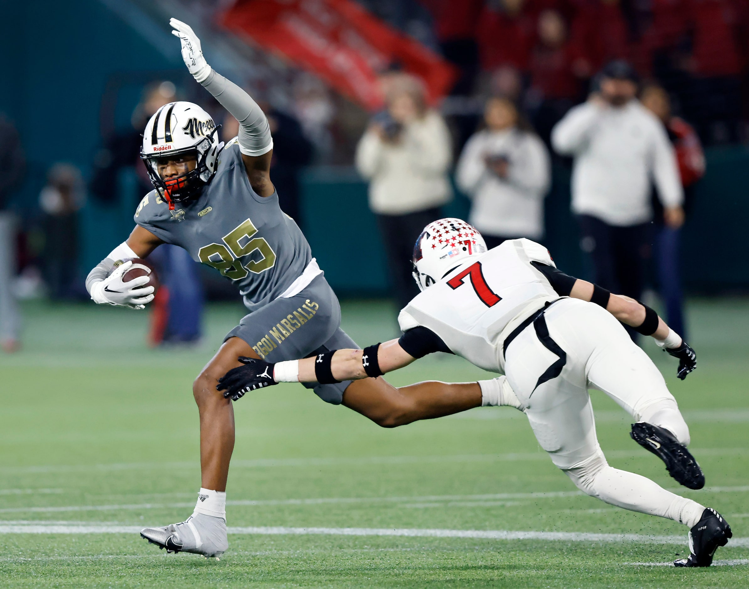 South Oak Cliff wide receiver Joshua Manley (85) makes a cut on Melissa linebacker Gunnar...