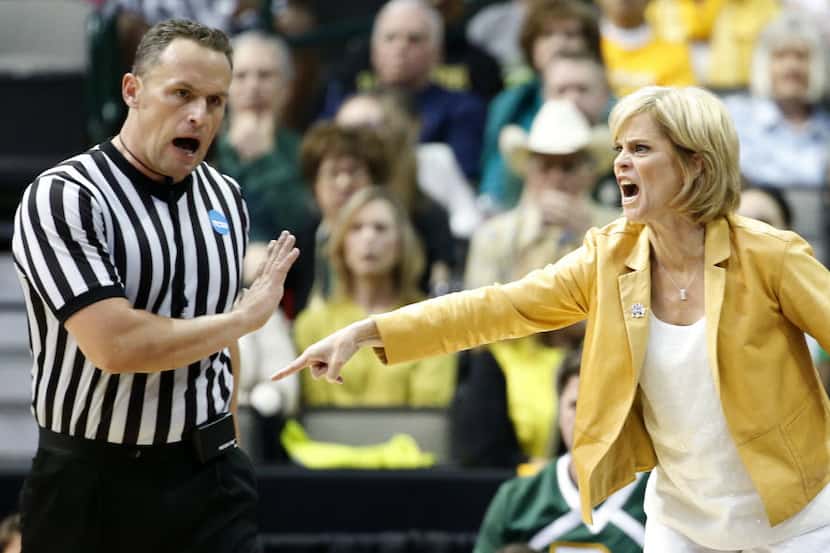 Baylor head coach Kim Mulkey, right, yells at a referee during the first quarter against...