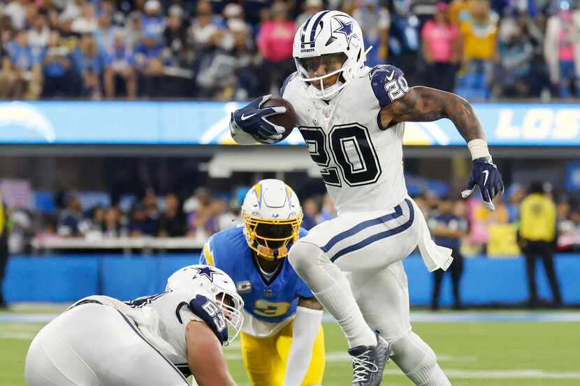 Dallas Cowboys running back Tony Pollard (20) breaks away for a big run in the second...