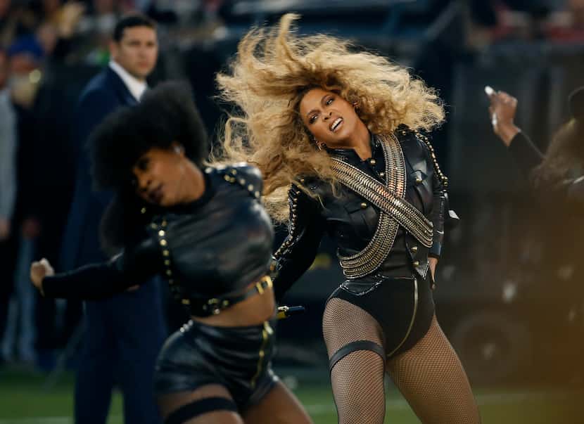 Beyonce durante su presentación en el espectáculo de medio tiempo del Super Bowl 50 de la...