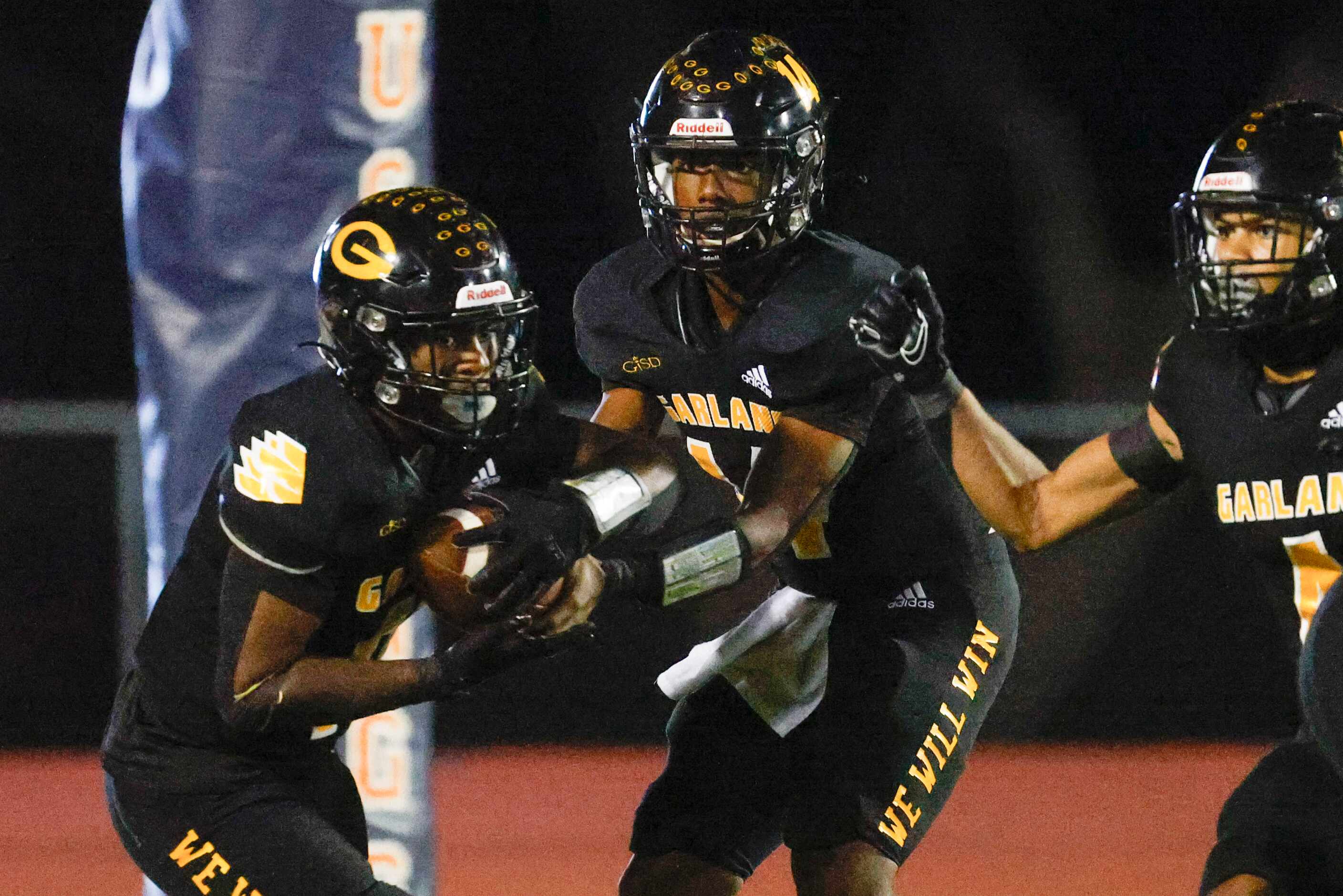 Garland High school’s De’Adrian Hardy (left) receives the ball from QB Orlando Routt during...