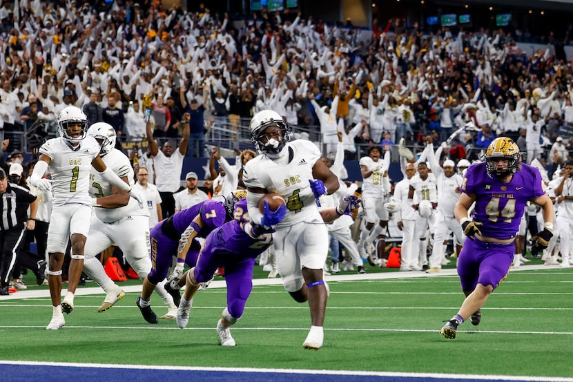 South Oak Cliff running back Qualon Farrar (4) breaks through the tackle of Liberty Hill...