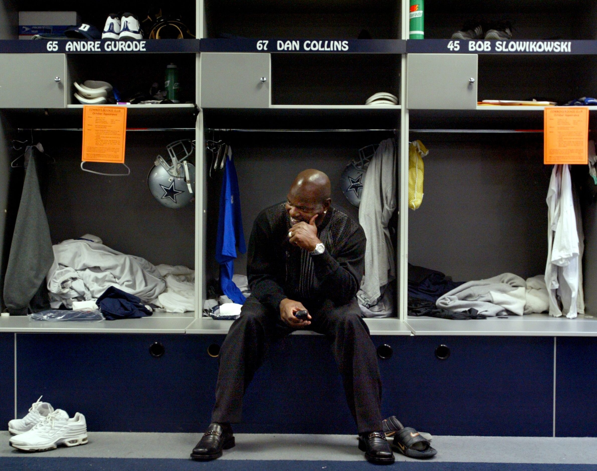 Dallas Cowboys running back Emmitt Smith talks on the phone with President George W. Bush in...