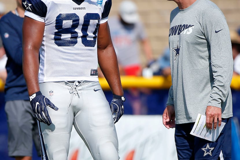 Cowboys tight ends coach Doug Nussmeier (right) talks with Rico Gathers during an afternoon...