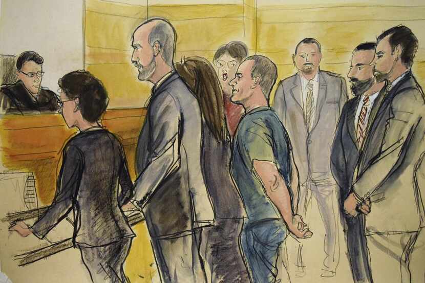 En este dibujo de tribunal, Joaquín “El Chapo” Guzmán, centro, comparece en una sala de...
