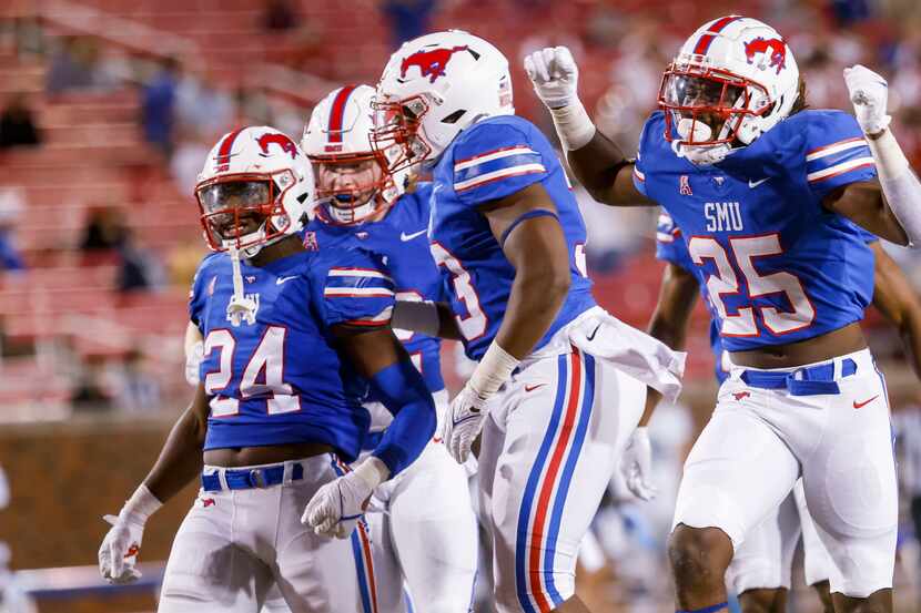 Southern Methodist Mustangs celebrate a tackle during the kick off return during the fourth...
