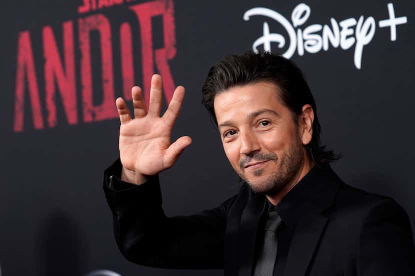 Diego Luna del elenco de "Andor" saluda en un evento de lanzamiento de la serie de Disney+...